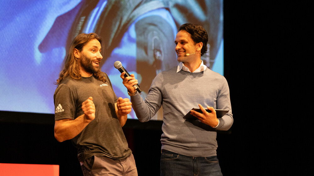 Antoine Girard wird vom Moderator auf der B&uuml;hne zu seinem Film interviewt.